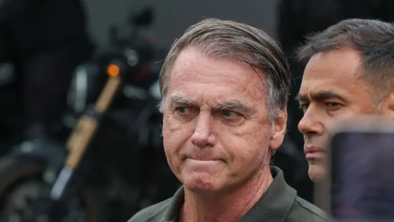 PGR dá aval para Bolsonaro fazer cirurgia no ombro.