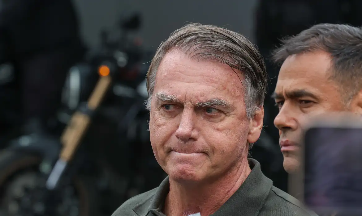 PGR dá aval para Bolsonaro fazer cirurgia no ombro.