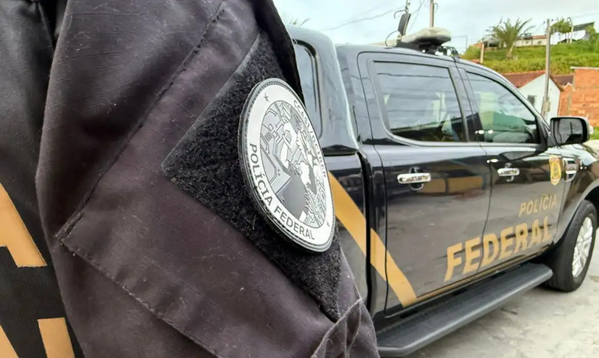 Polícia Federal apreendeu mais de duas toneladas de maconha prensada no Paraná.
