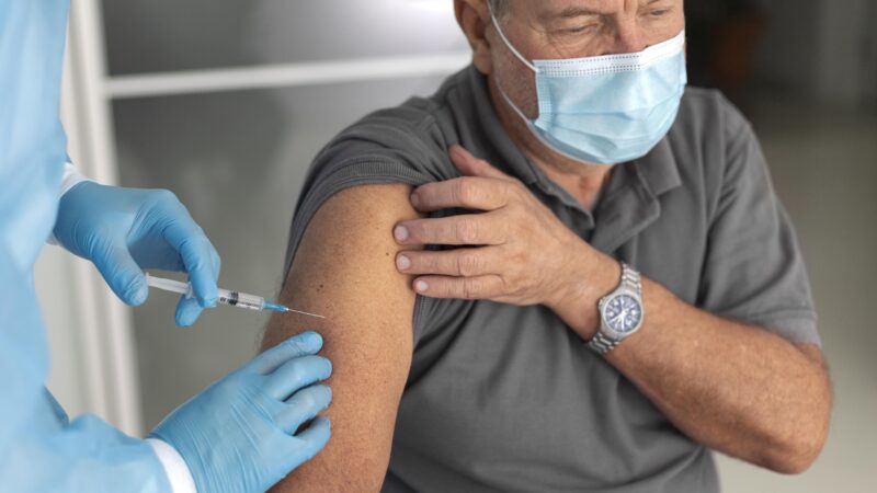 Butantan busca voluntários para teste de vacina da gripe para idosos