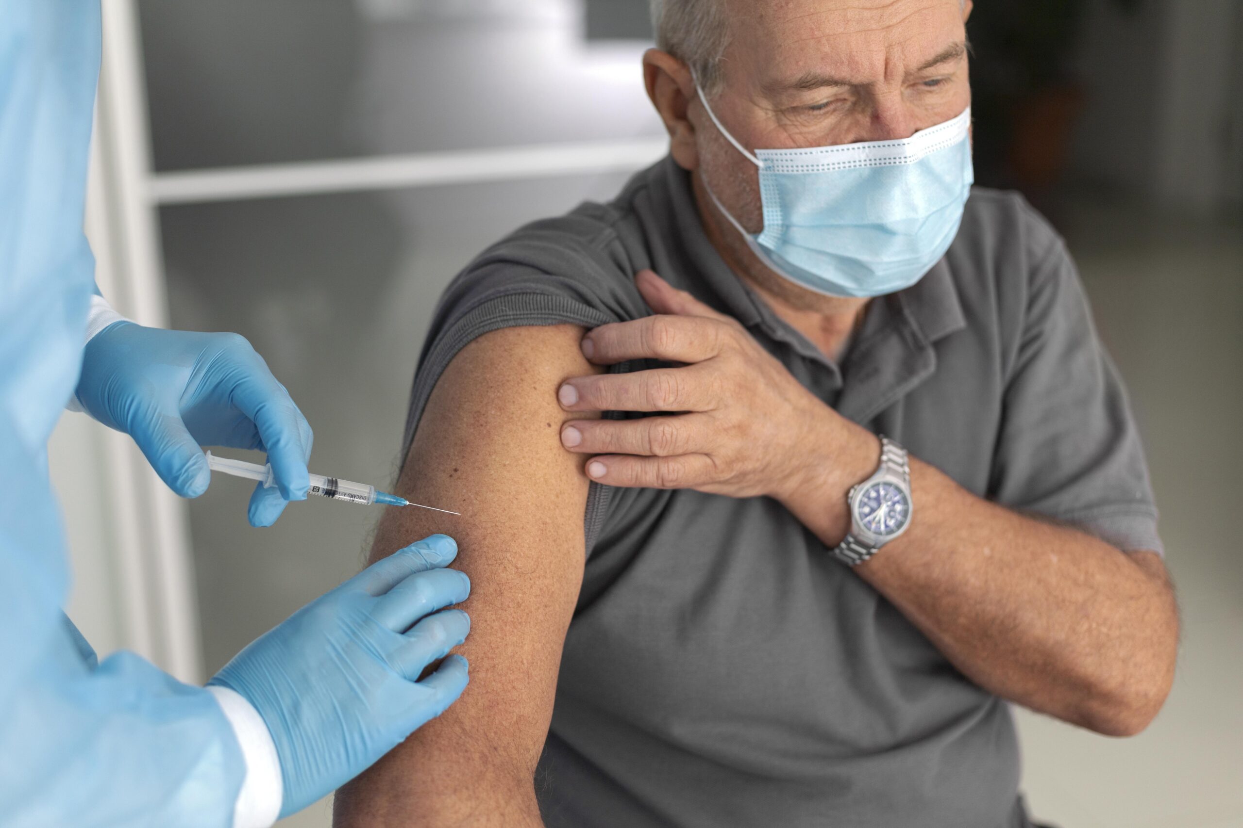Butantan busca voluntários para teste de vacina da gripe para idosos