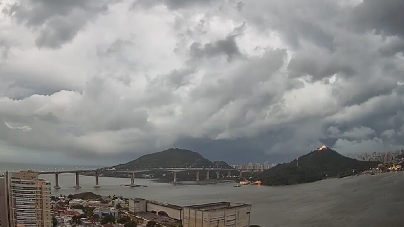 A semana começa com chuva e temperaturas em queda em todo o Espírito Santo.