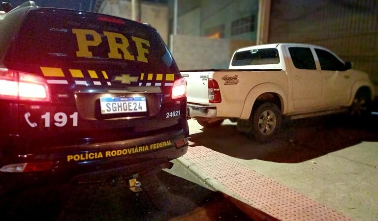 PRF recupera caminhonete roubada durante fiscalização na Serra