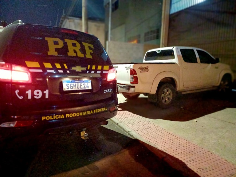 PRF recupera caminhonete roubada durante fiscalização na Serra