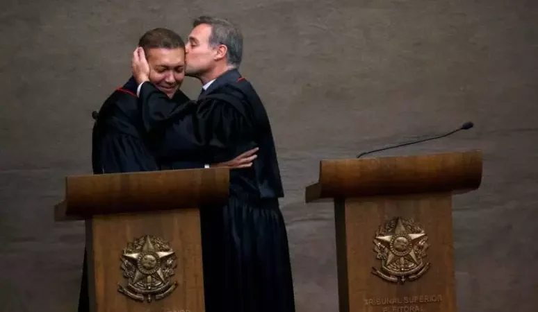 Nunes Marques toma posse na presidência do Tribunal Superior Eleitoral; André Mendonça assume vice