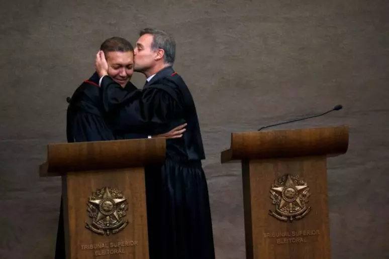 Nunes Marques toma posse na presidência do Tribunal Superior Eleitoral; André Mendonça assume vice