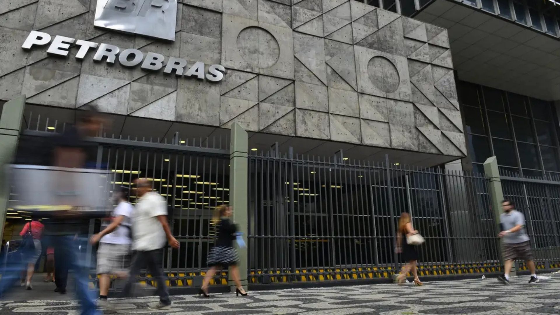 Petrobras anuncia aumento no preço da gasolina a partir desta sexta-feira