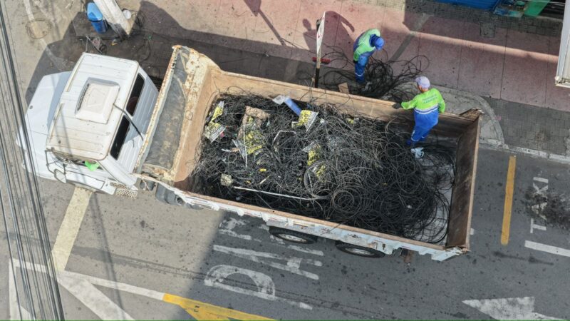 Mais de 800 kg de fios inutilizados são removidos da Avenida Expedito Garcia em ação de limpeza urbana