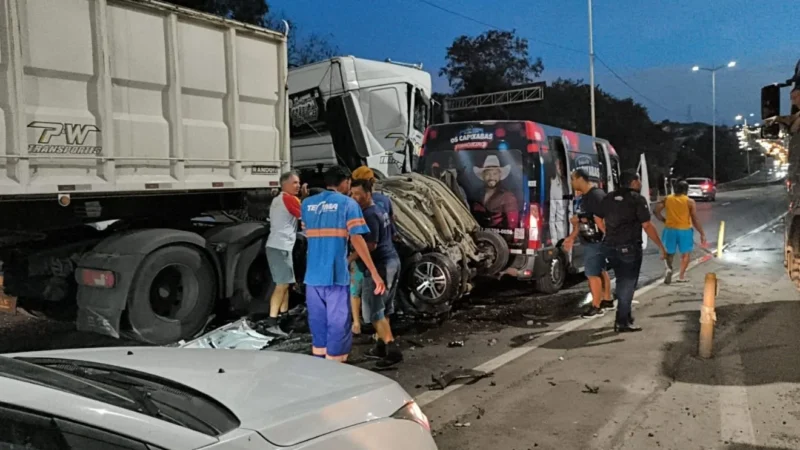 Acidente com oito veículos na BR-101 em Cariacica deixa dois mortos e interdita trânsito