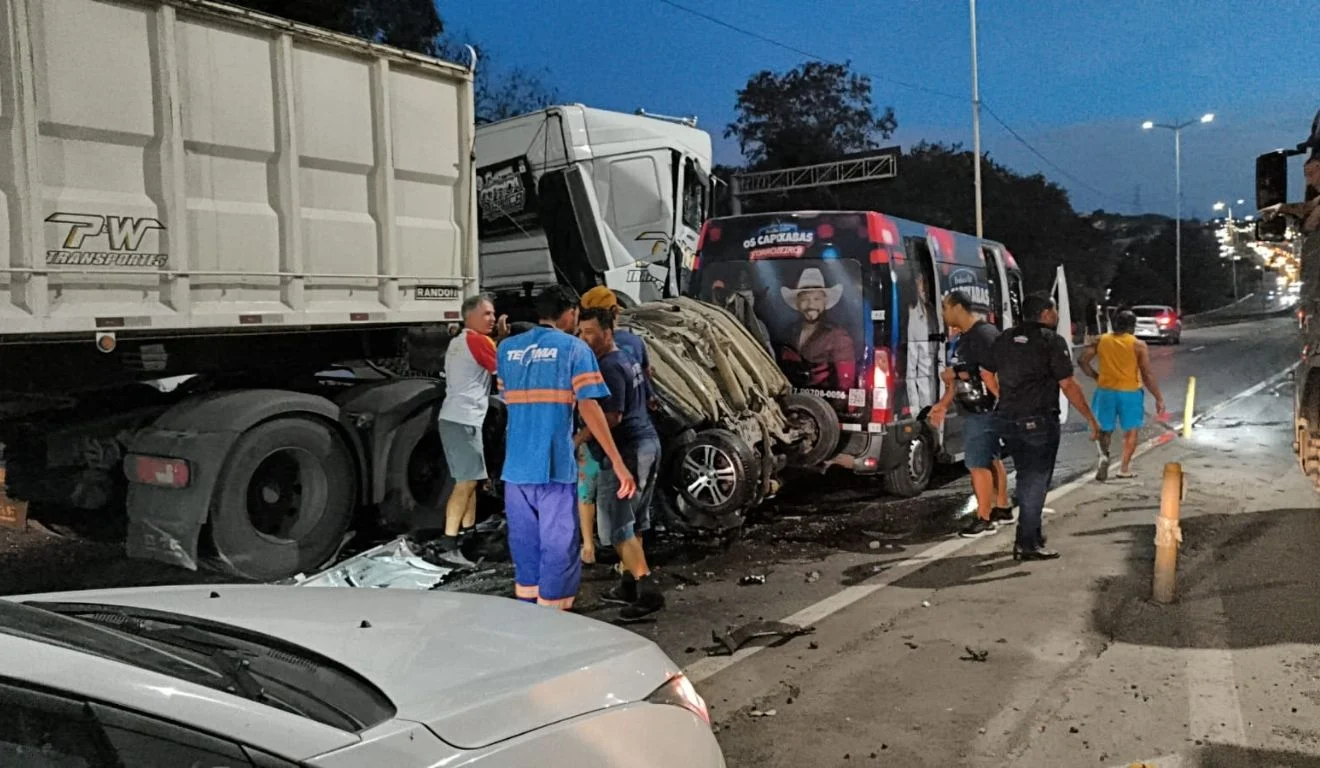 Acidente com oito veículos na BR-101 em Cariacica deixa dois mortos e interdita trânsito