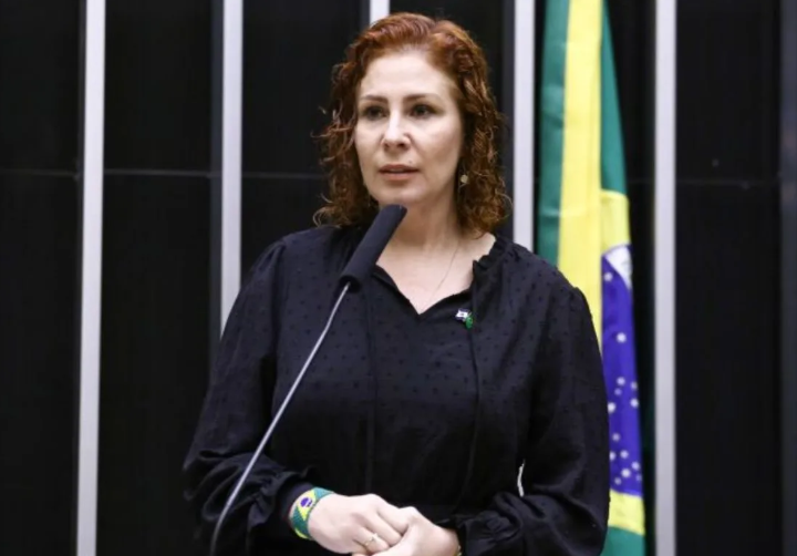 Carla Zambelli é solta após Justiça da Itália negar extradição