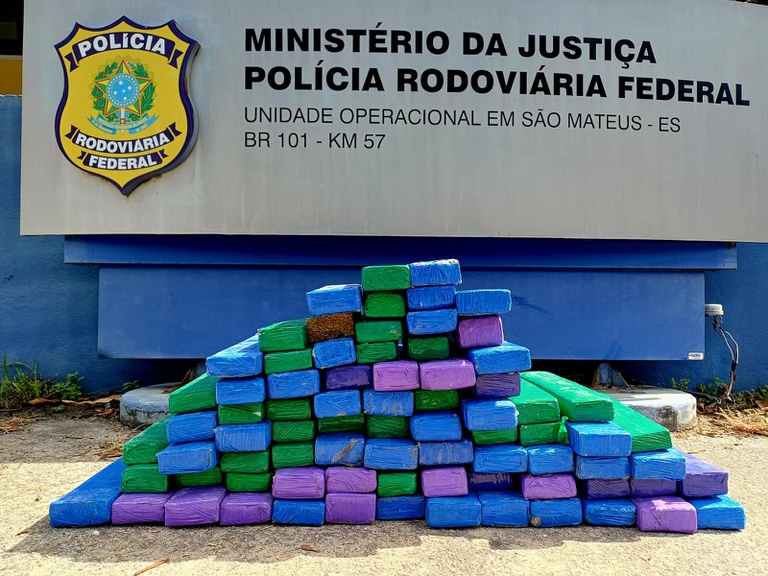 PRF apreende cerca de 100 quilos de maconha após perseguição na BR-381, em São Mateus