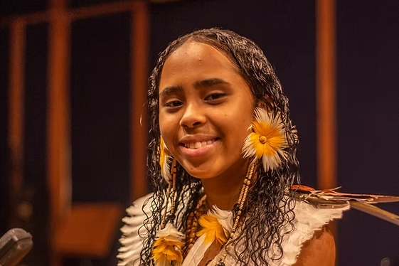 Adolescente indígena participa como convidada no episódio de estreia do Capixabinha FM