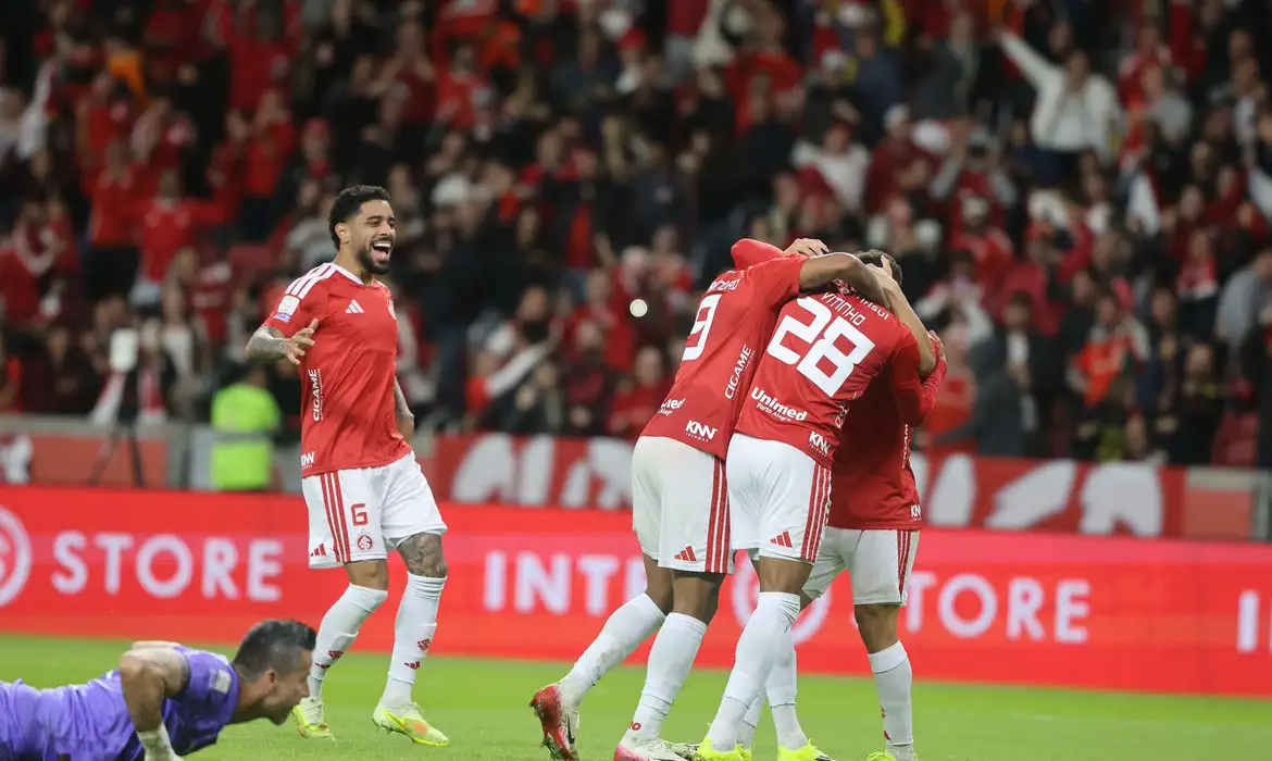 Inter vence o Fluminense por 2 a 0 e se afasta da zona de rebaixamento do Brasileirão