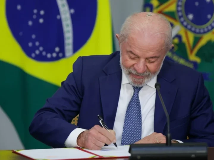 Lula assina MP que zera a “taxa das blusinhas”