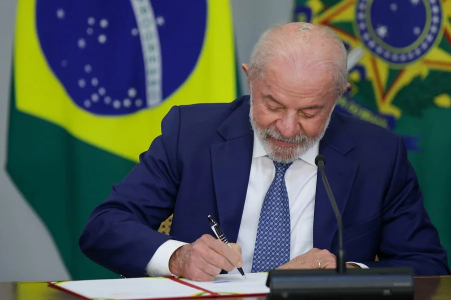 Lula assina MP que zera a “taxa das blusinhas”