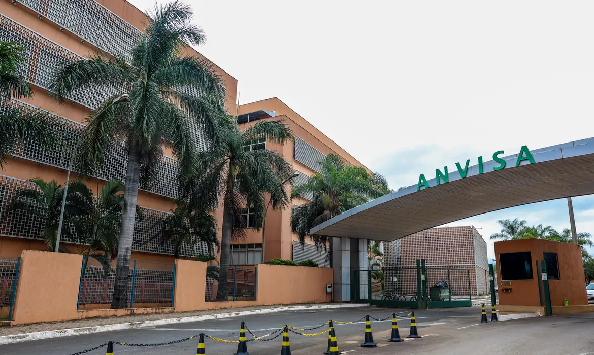 Anvisa determina recolhimento de medicamentos e soro fisiológico após identificar problemas de qualidadeAnvisa manda recolher antibióticos e soro fisiológico após detectar fragmentos de vidro e impurezas