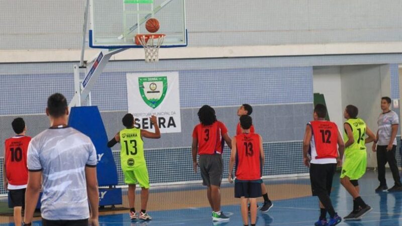 Mais de 100 atletas de Serra participam da etapa regional dos Jogos EscolaresDelegação serrana disputa vagas na fase estadual em modalidades como futsal, vôlei, handebol e basquete