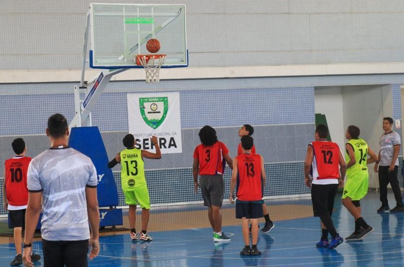 Mais de 100 atletas de Serra participam da etapa regional dos Jogos EscolaresDelegação serrana disputa vagas na fase estadual em modalidades como futsal, vôlei, handebol e basquete