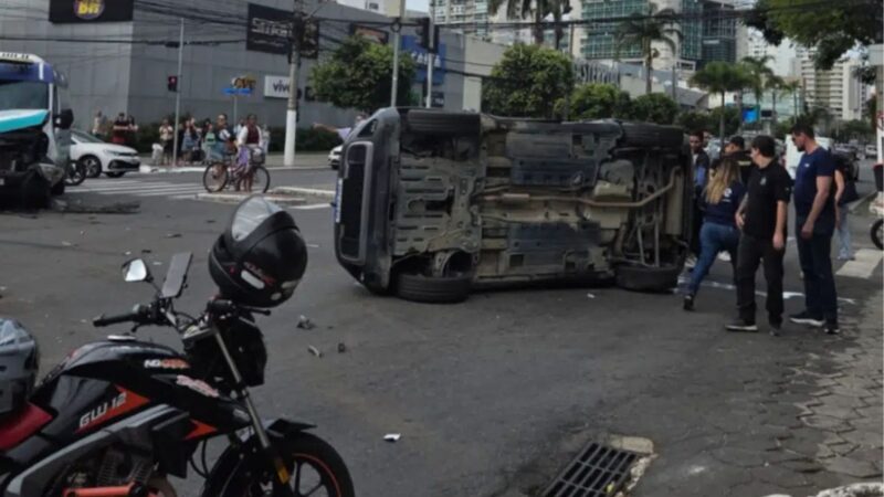 Carro capota após batida com ambulância na Reta da Penha, em Vitória