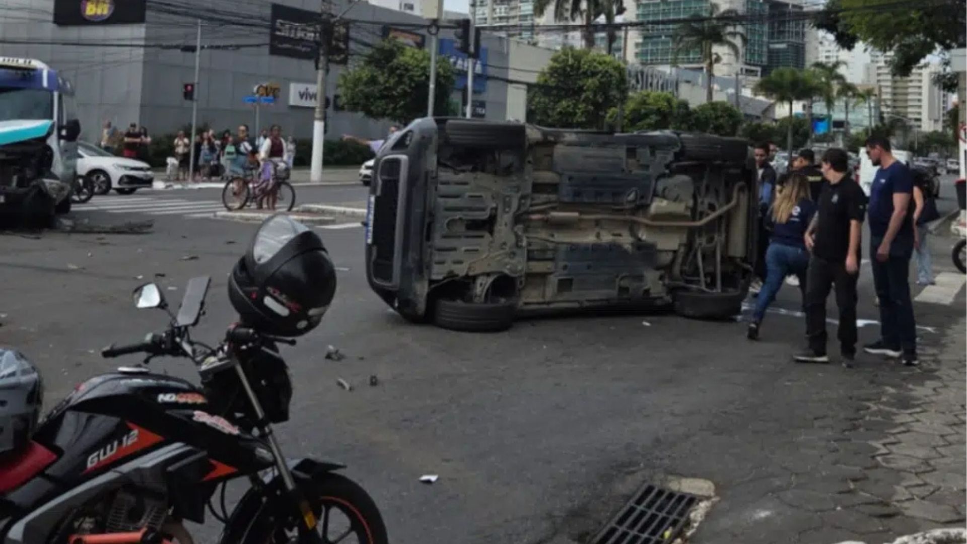 Carro capota após batida com ambulância na Reta da Penha, em Vitória