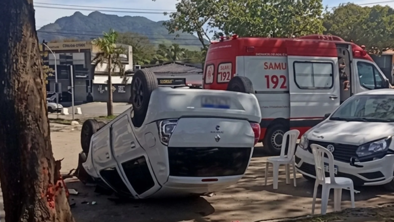 Mulher sem habilitação capota carro em estacionamento na Serra; duas pessoas ficam feridas