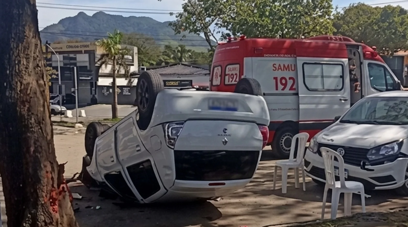 Mulher sem habilitação capota carro em estacionamento na Serra; duas pessoas ficam feridas