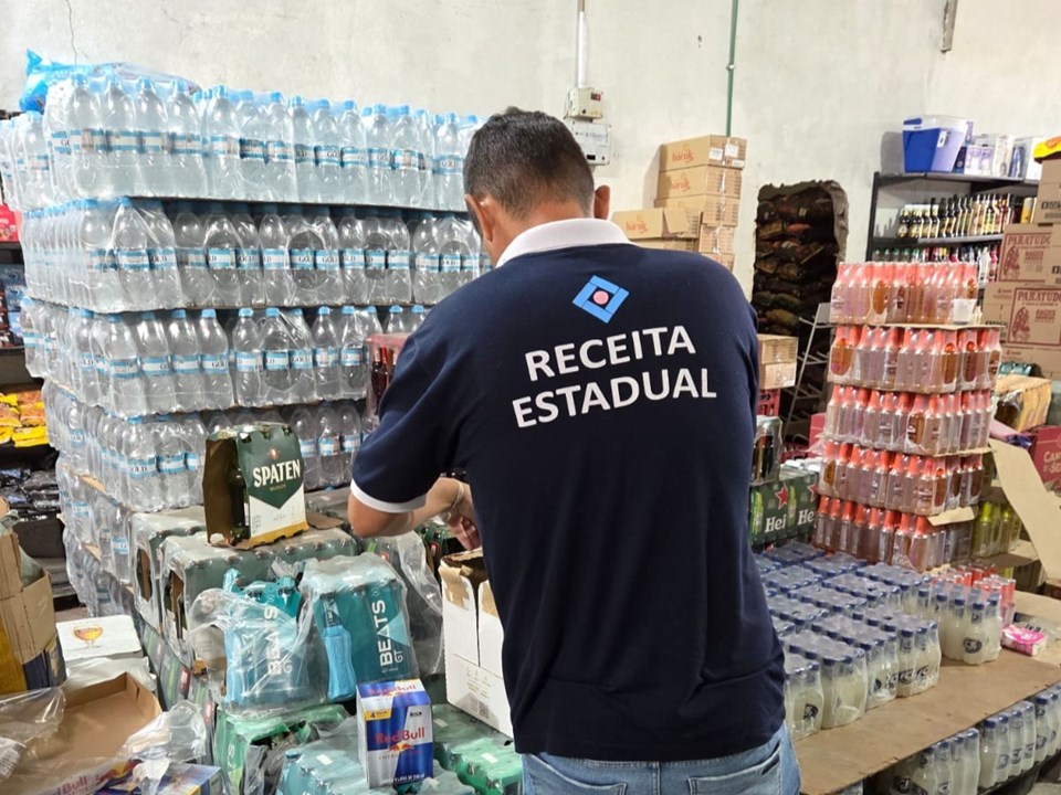 Operação da Sefaz fiscaliza cinco estabelecimentos na SerraApós denúncias e análises fiscais, operação da Receita Estadual apreendeu cerca de 118 mil bebidas alcoólicas sem comprovação de origem regular e identificou irregularidades que podem resultar na recuperação de aproximadamente R$ 700 mil aos cofres públicos.