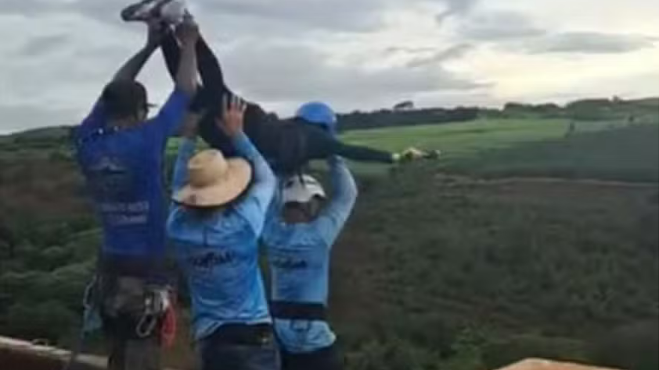 Jovem morre após queda durante salto de bungee jump em Limeira, interior de São PauloO acidente ocorreu na chamada Ponte do Esqueleto. Uma testemunha relatou à Polícia Militar que funcionários da empresa responsável pelo salto teriam se esquecido de atar as cordas à vítima antes de lançá-la.