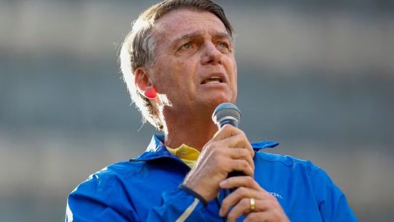 Bolsonaro depõe à Polícia Federal sobre apreensão de armaEx-presidente diz que não houve intuito de descumprir a lei