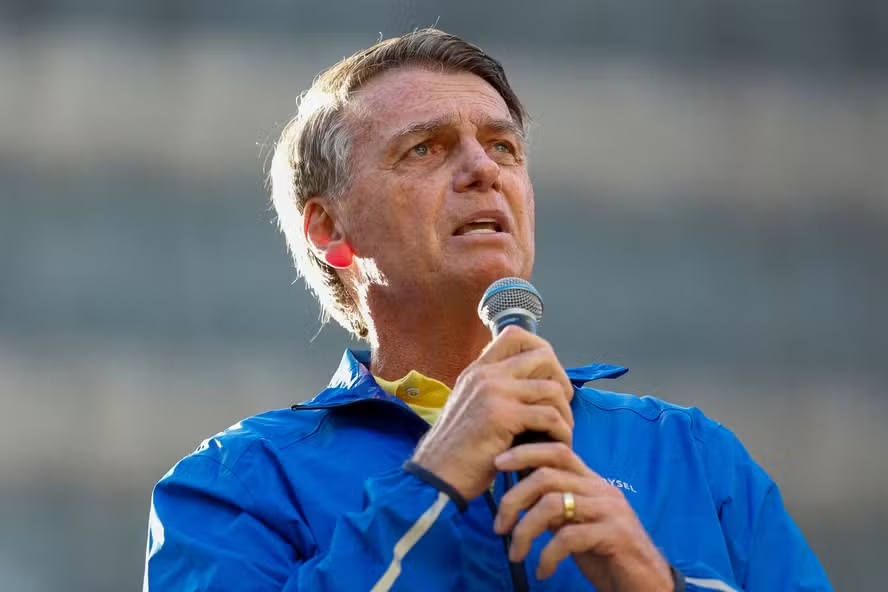 Bolsonaro depõe à Polícia Federal sobre apreensão de armaEx-presidente diz que não houve intuito de descumprir a lei