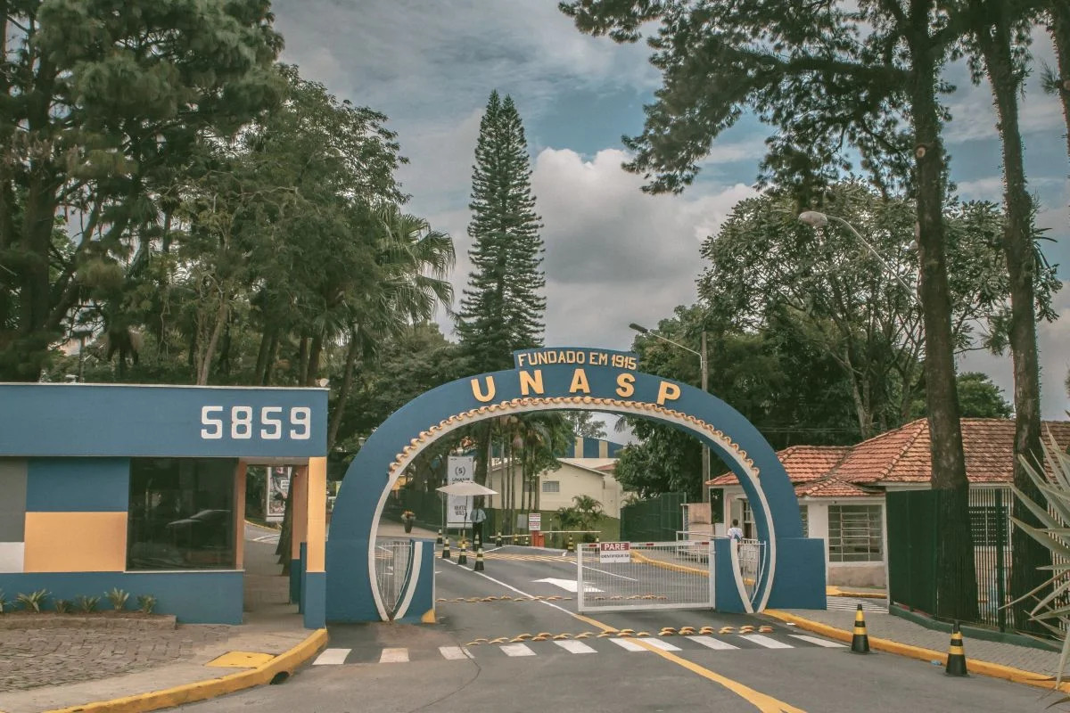 Suspeito é baleado e morto em estacionamento de centro universitário