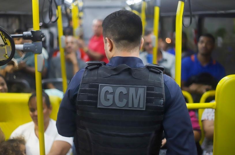 Operação Coletivo Seguro reduz roubos em ônibus na Serra e reforça segurança no transporte públicoAção integrada da Prefeitura da Serra, Guarda Municipal, DOT e Polícia Militar contribui para queda de quase 45% nos roubos em coletivos em 2026