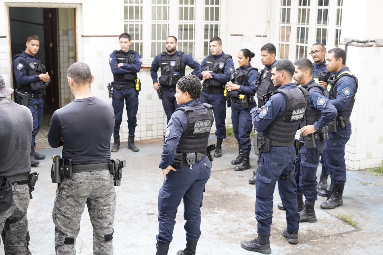 Guarda de Vitória capacita mais de 90 agentes em curso de abordagem em edificaçõesTreinamento prático ensina técnicas de entrada segura em imóveis, extração de vítimas e atuação em ambientes confinados