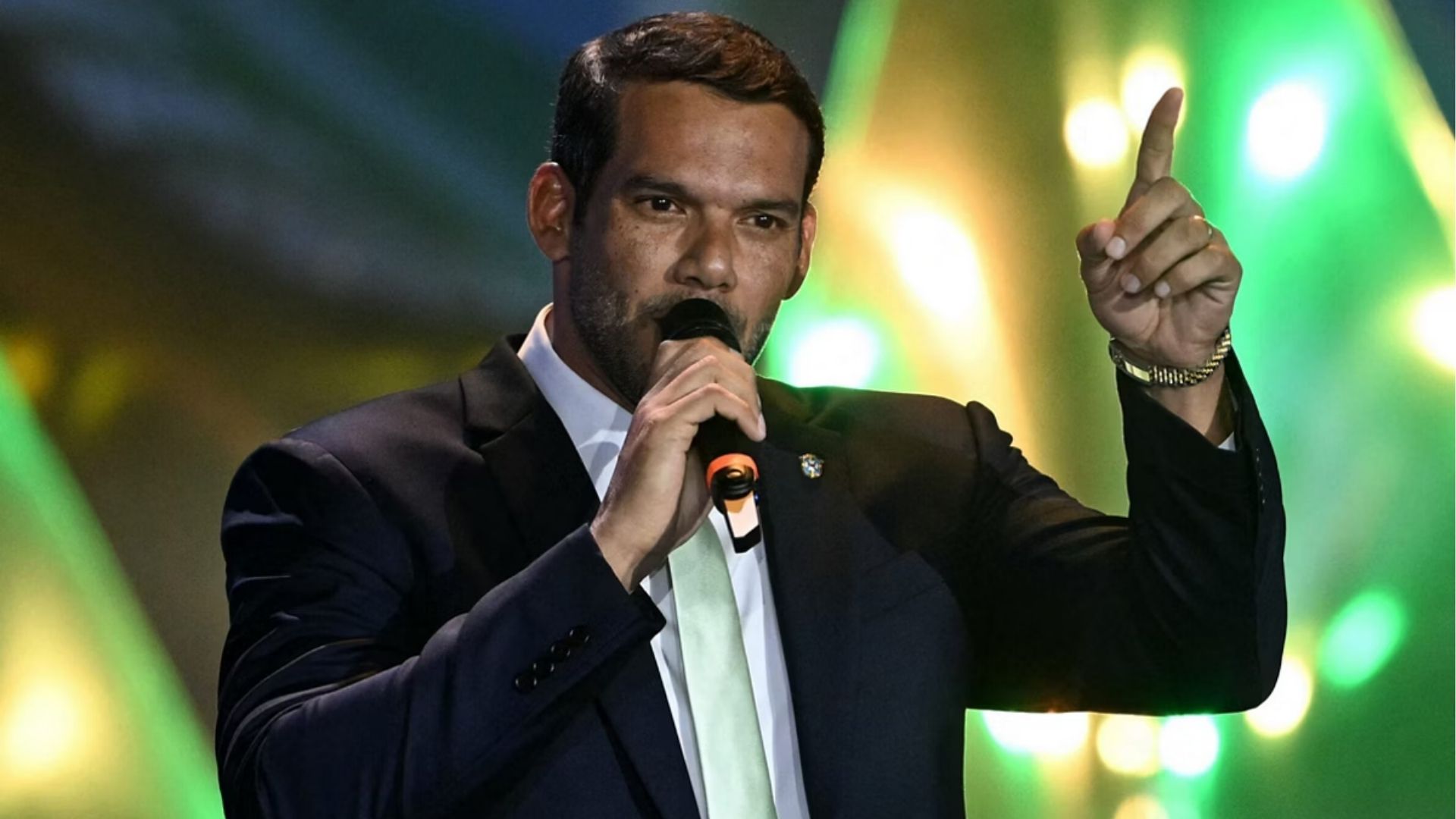 Presidente da CBF é acusado de bancar viagens de mulheres com dinheiro da entidadeSamir Xaud teria pago R$ 59,4 mil em hotel de luxo em Nova York para empresária; os dois foram vistos jantando juntos nos EUA