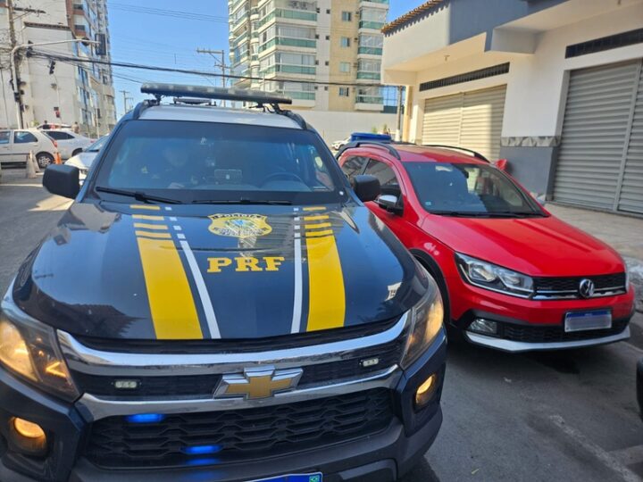 PRF recupera veículo furtado e prende motorista em Vila Velha