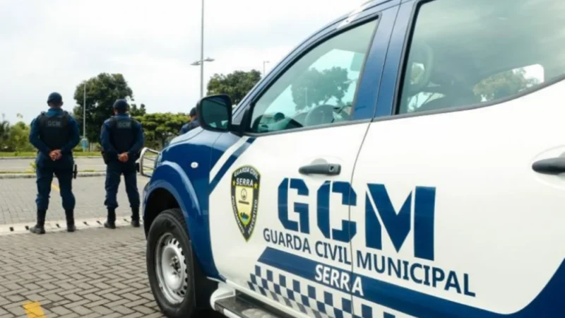 Motorista de aplicativo escapa de sequestro ao bater carro em viatura da Guarda Municipal na Serra