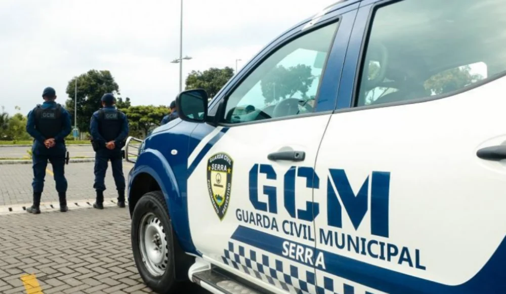 Motorista de aplicativo escapa de sequestro ao bater carro em viatura da Guarda Municipal na Serra