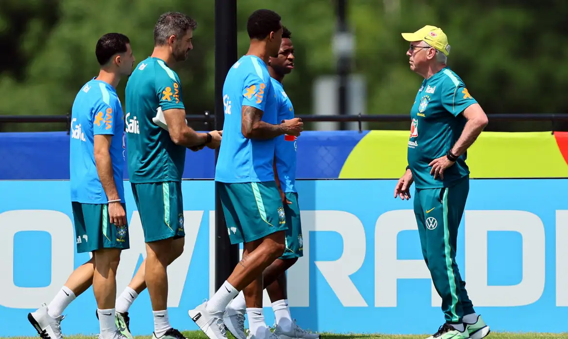 Brasil inicia preparação para as oitavas da Copa do Mundo e monitora lesionadosReservas foram a campo e titulares realizaram trabalho regenerativo