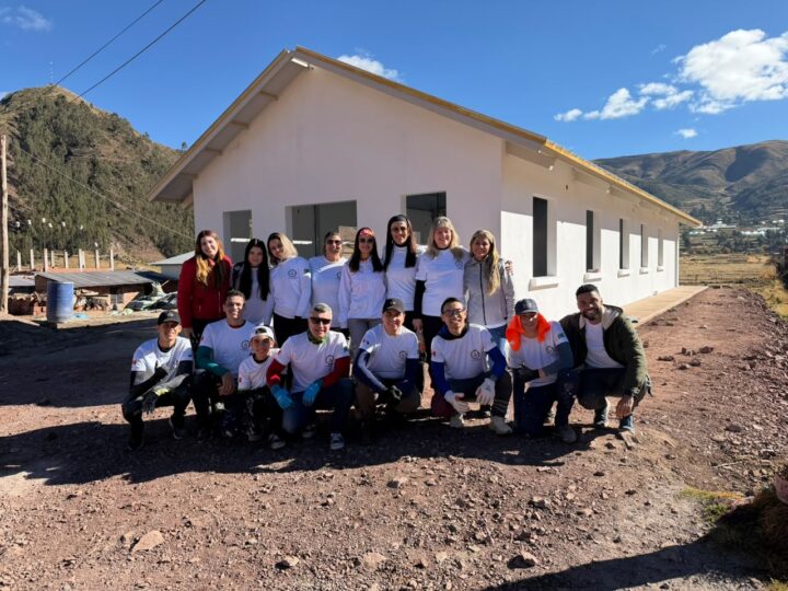 Jovens capixabas levam fé e esperança ao construir igreja missionária no Peru