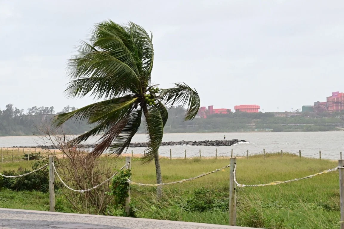Alerta de ventania no Espírito Santo: Inmet emite aviso para 23 cidades e frente fria muda o tempo
